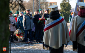 pod pomnikiem Stanisława Staszica