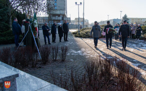 pod pomnikiem Stanisława Staszica