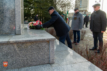 pod pomnikiem Stanisława Staszica