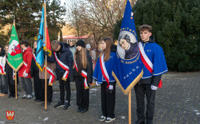 pod pomnikiem Stanisława Staszica