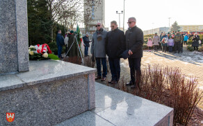 pod pomnikiem Stanisława Staszica