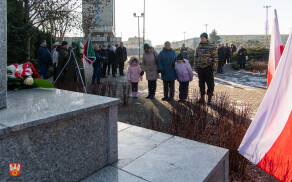 pod pomnikiem Stanisława Staszica