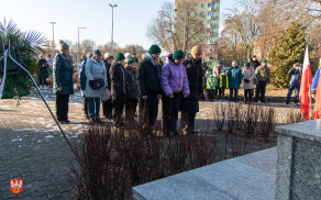 pod pomnikiem Stanisława Staszica