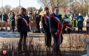 pod pomnikiem Stanisława Staszica