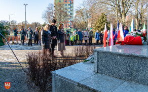 pod pomnikiem Stanisława Staszica