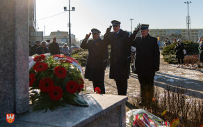 pod pomnikiem Stanisława Staszica