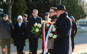pod pomnikiem Stanisława Staszica