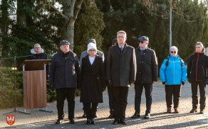 pod pomnikiem Stanisława Staszica