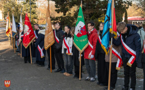 pod pomnikiem Stanisława Staszica