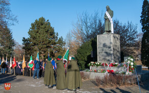pod pomnikiem Stanisława Staszica