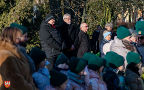 pod pomnikiem Stanisława Staszica