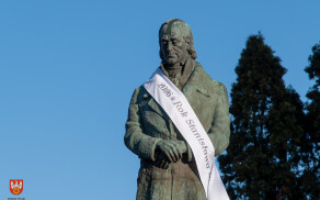 pod pomnikiem Stanisława Staszica