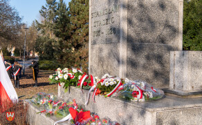 pod pomnikiem Stanisława Staszica