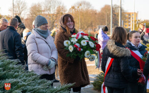 pod pomnikiem Stanisława Staszica