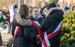 pod pomnikiem Stanisława Staszica