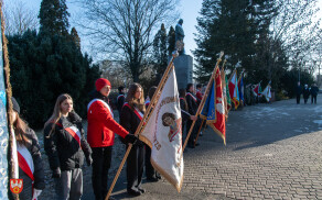 pod pomnikiem Stanisława Staszica