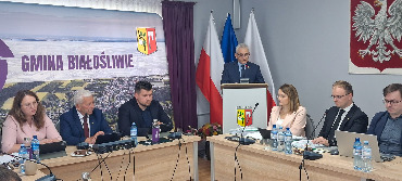 Starosta na sesji Rady Gminy Białośli...