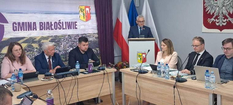 Starosta na sesji Rady Gminy Białośli...