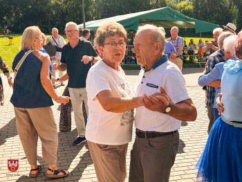 Kolejna zabawa seniorów na stadionie przy Okrzei