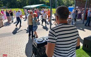 Kolejna zabawa seniorów na stadionie przy Okrzei