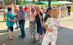 Kolejna zabawa seniorów na stadionie przy Okrzei