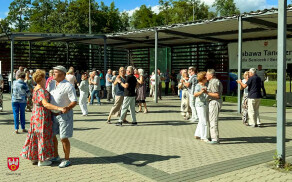 Kolejna zabawa seniorów na stadionie przy Okrzei