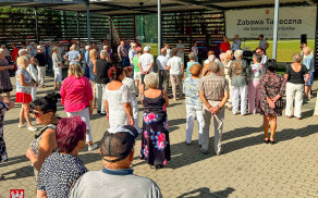 Kolejna zabawa seniorów na stadionie przy Okrzei