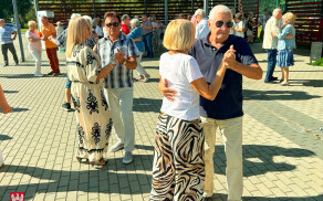 Kolejna zabawa seniorów na stadionie przy Okrzei