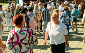 Kolejna zabawa seniorów na stadionie przy Okrzei