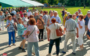 Kolejna zabawa seniorów na stadionie przy Okrzei
