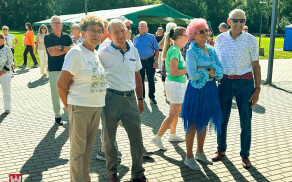 Kolejna zabawa seniorów na stadionie przy Okrzei