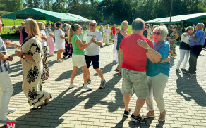 Kolejna zabawa seniorów na stadionie przy Okrzei