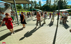 Kolejna zabawa seniorów na stadionie przy Okrzei
