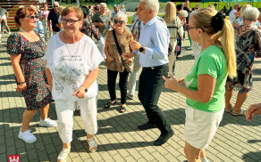 Kolejna zabawa seniorów na stadionie przy Okrzei