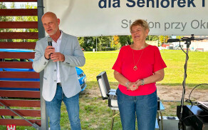 Kolejna zabawa seniorów na stadionie przy Okrzei