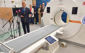 Nowoczesny tomograf i sprzęt diagnostyczny dla szpitala