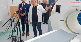 Nowoczesny tomograf i sprzęt diagnost...