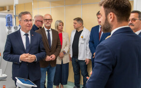 Nowoczesny tomograf i sprzęt diagnostyczny dla szpitala