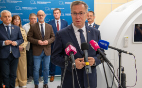 Nowoczesny tomograf i sprzęt diagnostyczny dla szpitala