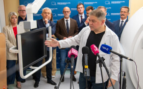 Nowoczesny tomograf i sprzęt diagnostyczny dla szpitala