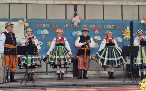 Rodzinny piknik pełen uśmiechu w Wysokiej Małej