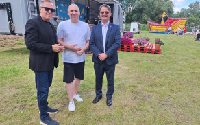 Rodzinny piknik pełen uśmiechu w Wysokiej Małej