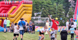 Rodzinny piknik pełen uśmiechu w Wysokiej Małej