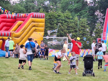Rodzinny piknik pełen uśmiechu w Wysokiej Małej