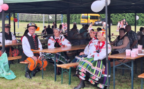 Rodzinny piknik pełen uśmiechu w Wysokiej Małej