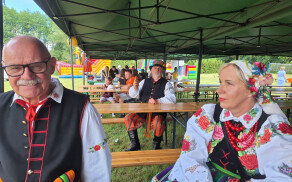 Rodzinny piknik pełen uśmiechu w Wysokiej Małej