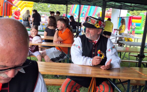 Rodzinny piknik pełen uśmiechu w Wysokiej Małej