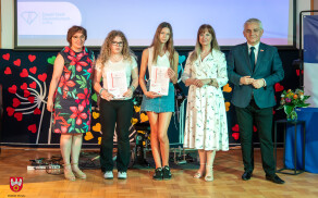 Ostatni dzownek w szkołach. Rozpoczęły się wakacje