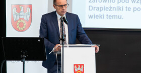 O wilku bez emocji podczas konferencj...