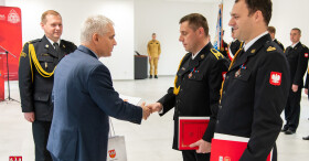 Starosta uhonorował dwóch strażaków